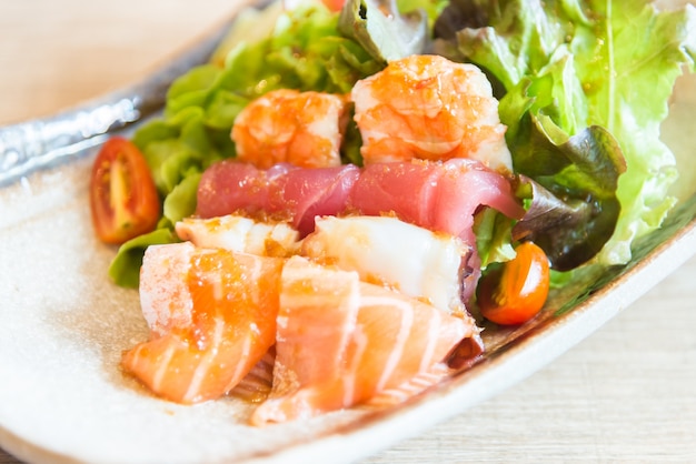 Salada de sashimi