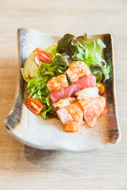 Salada de sashimi