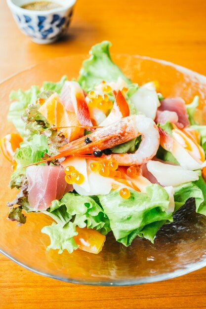 Salada de sashimi