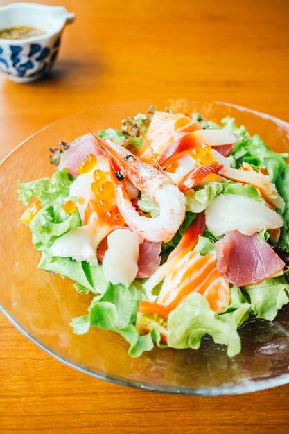 Salada de sashimi