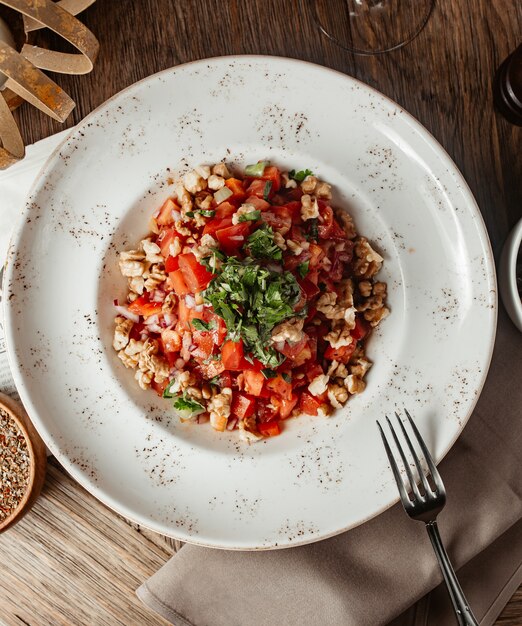 Salada de tomate com cebola, noz de aipo e pimentão vermelho