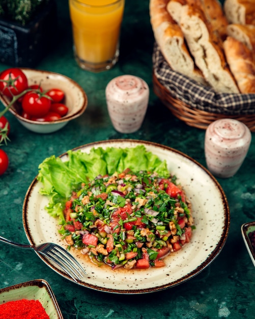 Salada de tomate com nozes, pimenta, cebola e ervas