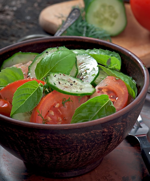 Foto grátis salada de tomate e pepino com pimenta preta e manjericão