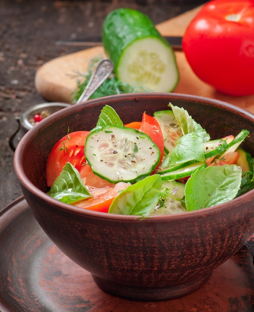 Salada de tomate e pepino com pimenta preta e manjericão