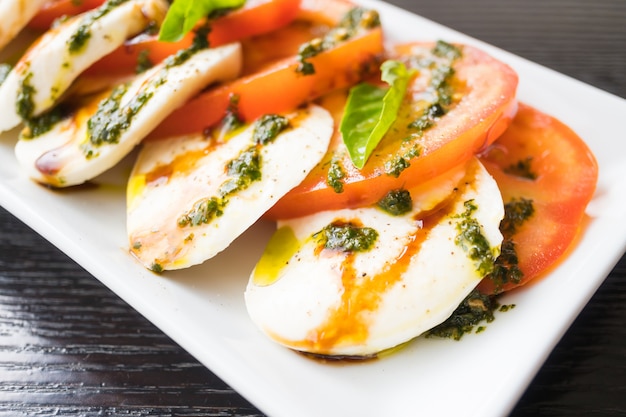 Foto grátis salada de tomate e queijo mussarela em chapa branca