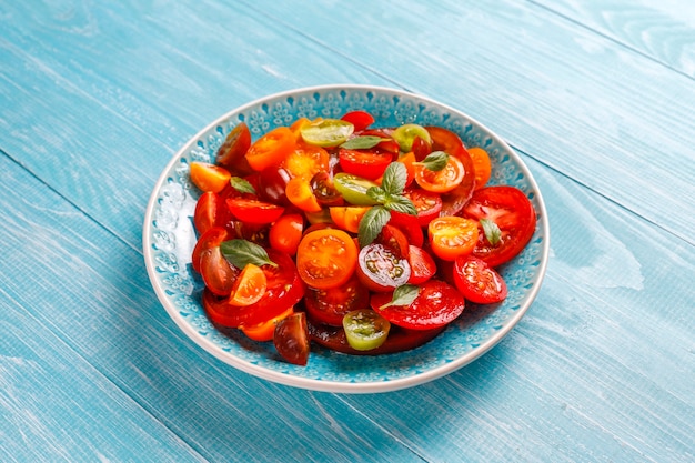 Foto grátis salada de tomate fresco com manjericão.