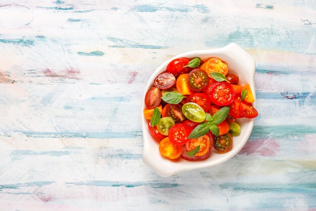 Foto grátis salada de tomate fresco com manjericão.