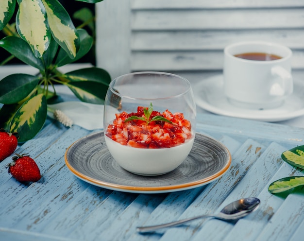 salada de tomate no copo em cima da mesa