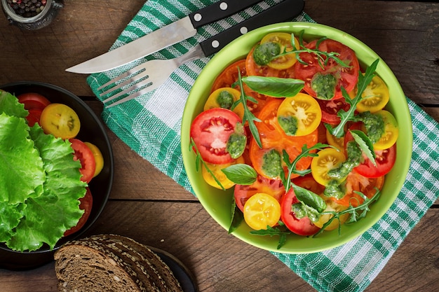 Salada de tomate verão com manjericão, pesto e rúcula