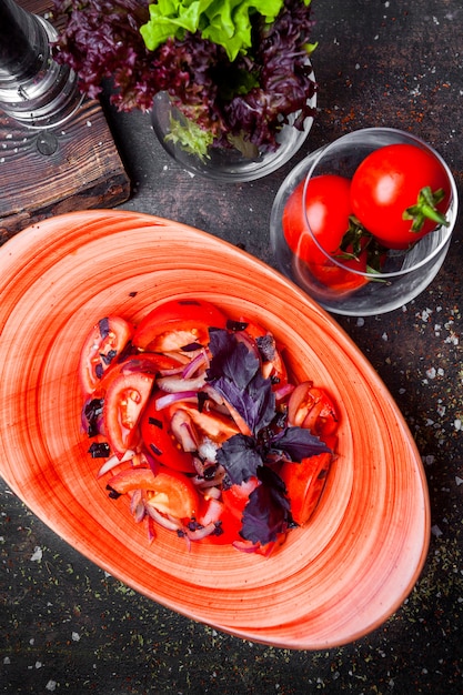 Foto grátis salada de tomate vista superior com cebola e manjericão