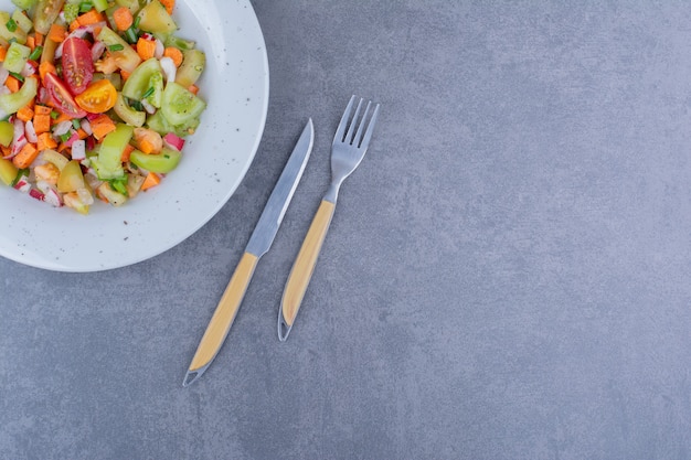 Salada de vegetais mistos sazonais em um prato