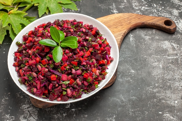 Salada de vinagrete com beterraba e feijão na mesa cinza