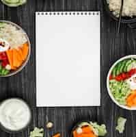 Foto grátis salada de vista superior com cuscuz e caderno em branco