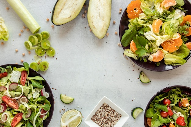 Salada de vista superior com frutas e legumes