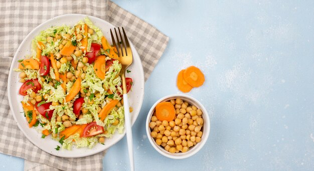 Salada de vista superior com grão de bico, cenoura e cópia-espaço