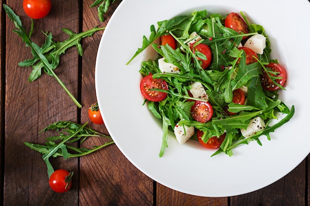 Salada de vitamina de tomate fresco, rúcula, queijo feta e pimentão. Menu dietético. Nutrição apropriada. Vista do topo. Postura plana.