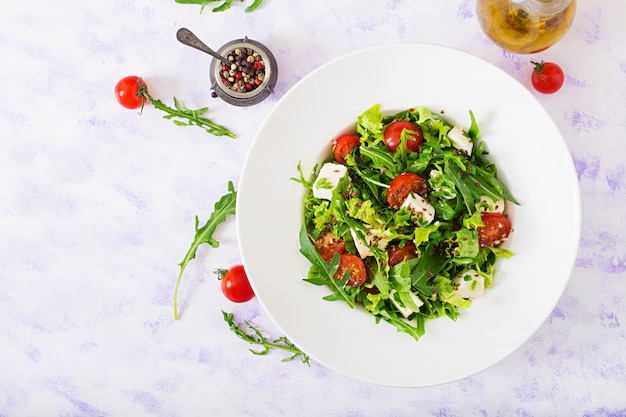 Salada de vitamina de tomate fresco, rúcula, queijo feta e pimentão. Menu dietético. Nutrição apropriada. Vista do topo. Postura plana.