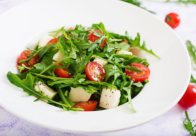 Salada de vitaminas de tomate fresco, ervas, queijo feta e sementes de linho. Menu dietético. Nutrição apropriada.