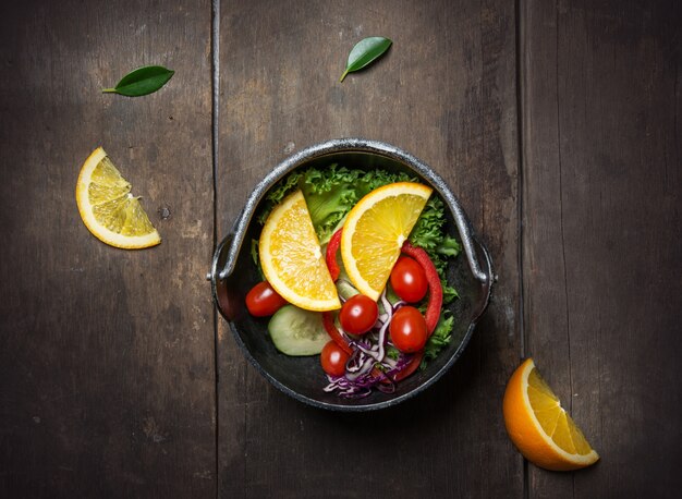 Salada deliciosa com fatias de laranja