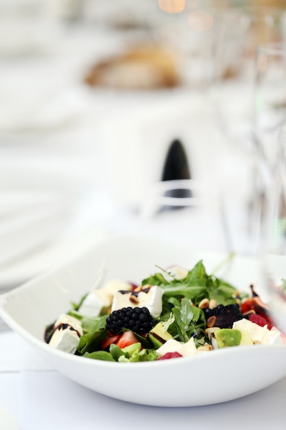 Salada deliciosa em um banquete