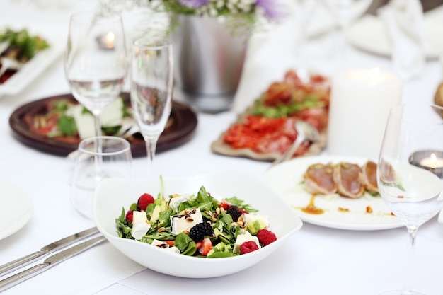 Salada deliciosa em um banquete