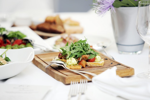 Salada deliciosa em um banquete