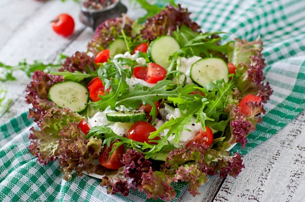 Salada dietética útil com queijo cottage, ervas e legumes