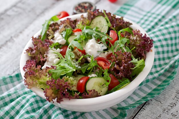 Salada dietética útil com queijo cottage, ervas e legumes