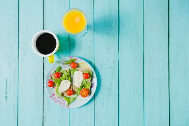 Salada e café