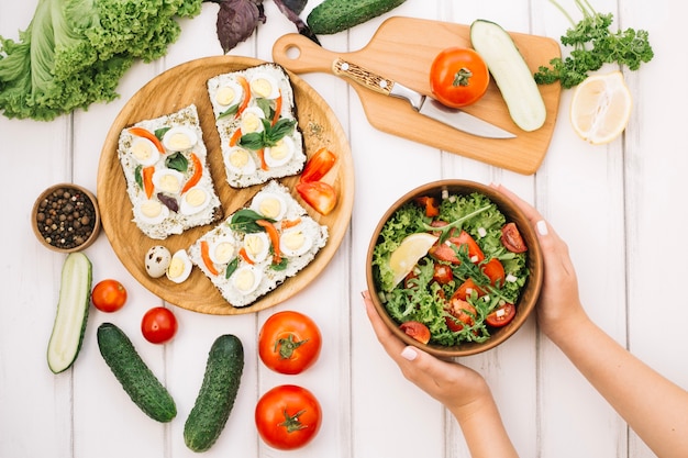 Salada e tartines saborosos