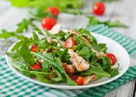 Foto grátis salada fresca com peito de frango, rúcula e tomate