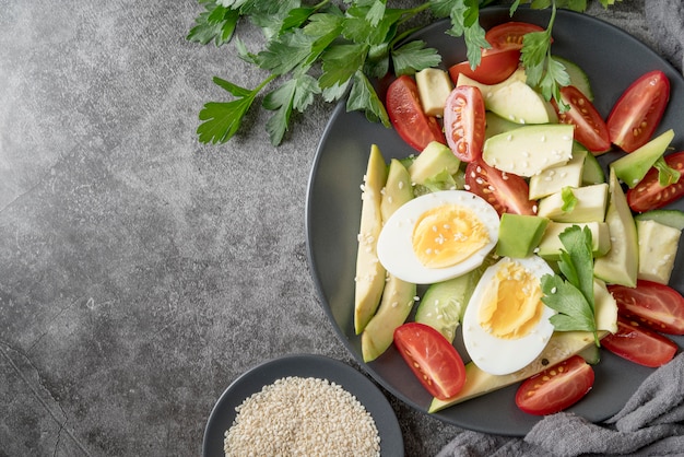 Salada fresca de vista superior com legumes orgânicos