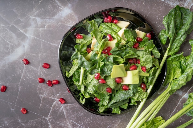 Salada fresca de vista superior com sementes de romã