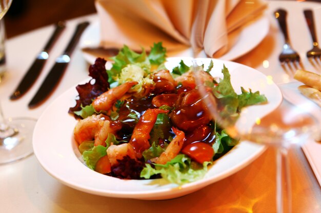 Salada fresca na mesa de banquete