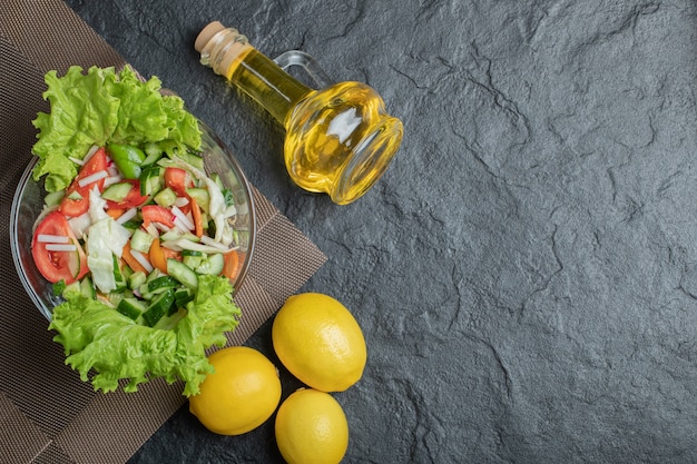 Salada fresca orgânica caseira na mesa para o almoço. foto de alta qualidade