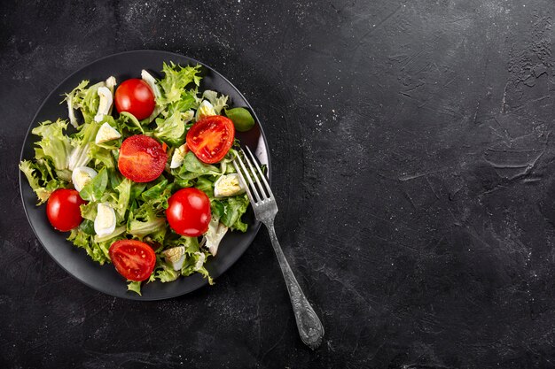 Salada fresca saborosa plana leigos na chapa preta com espaço de cópia