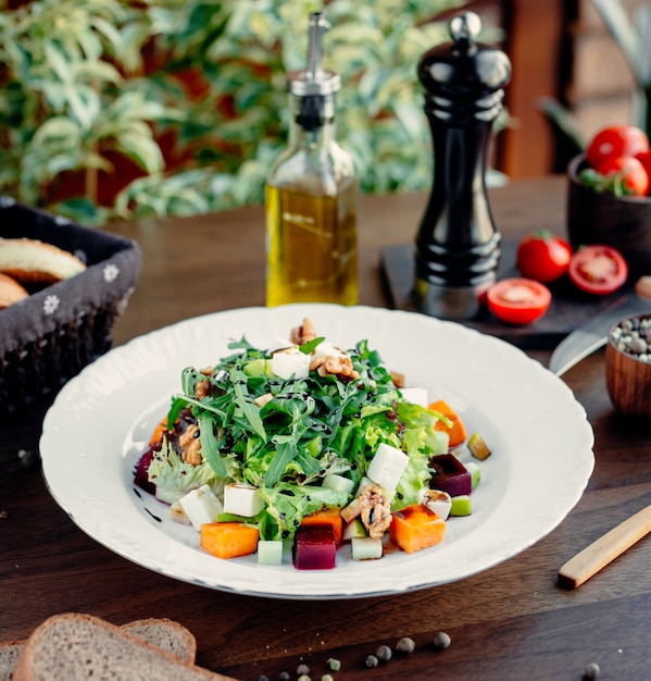 Salada grega com legumes em cima da mesa