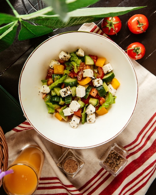 Foto grátis salada grega de vista superior com suco em cima da mesa