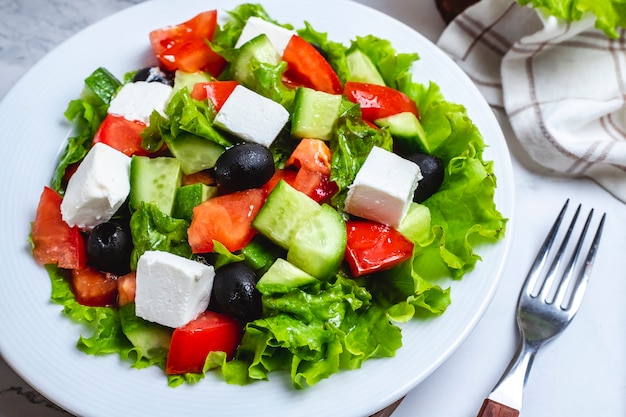 Salada grega de vista superior em alface com azeitonas pretas