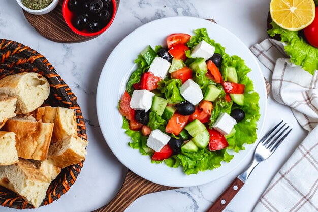 Salada grega de vista superior em alface com azeitonas pretas