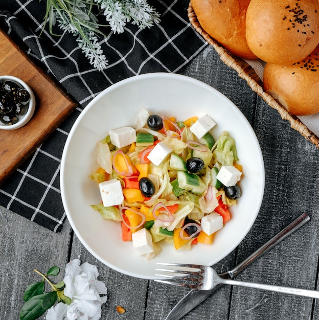 Salada grega em cima da mesa