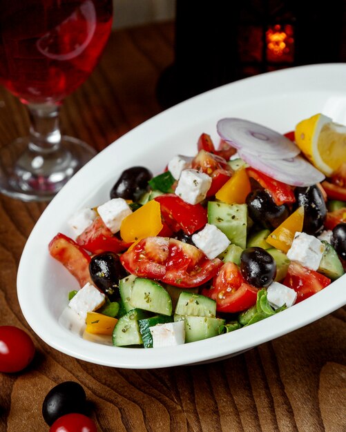 Salada grega em cima da mesa