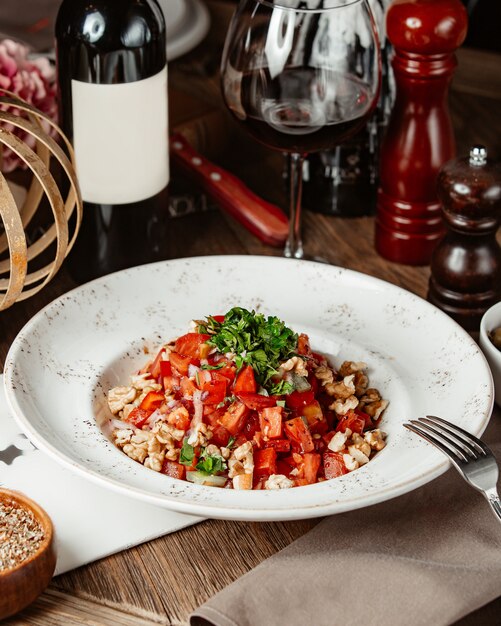 Salada leve de tomate, nozes e cebola