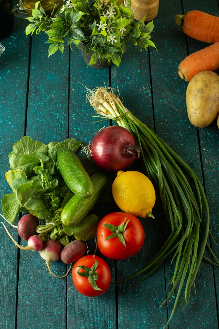 Foto grátis salada madura fresca multicolorida de legumes uma vista superior na superfície de madeira rústica verde
