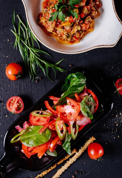 Salada mangal caucasiano com mistura de orégano de tomate.