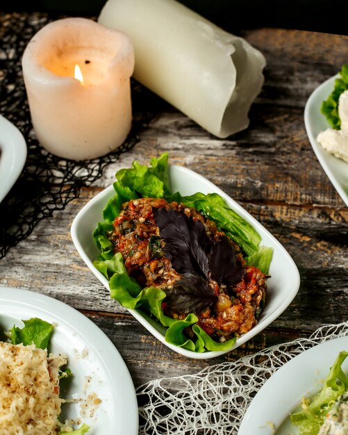 Foto grátis salada mangal servida com alface e manjericão