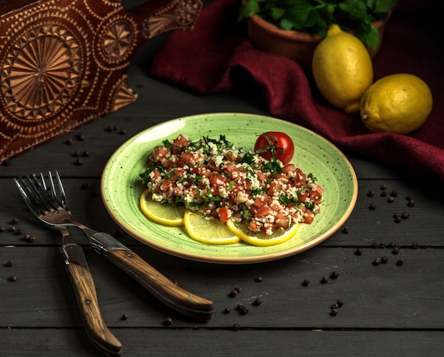 Salada mediterrânea de salsa, feita com tomates frescos e sementes de cânhamo