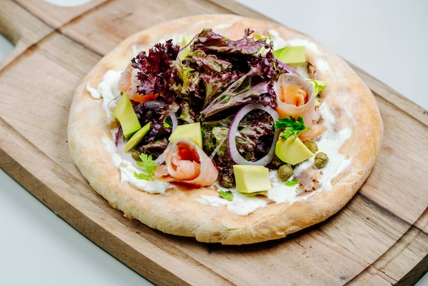 Salada mista coberta com pão redondo