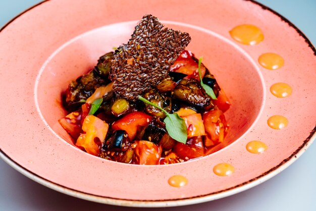 salada mista com fatias de berinjela e tomate fritas