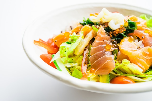 Salada mista de frutos do mar com lulas de salmão e outros peixes